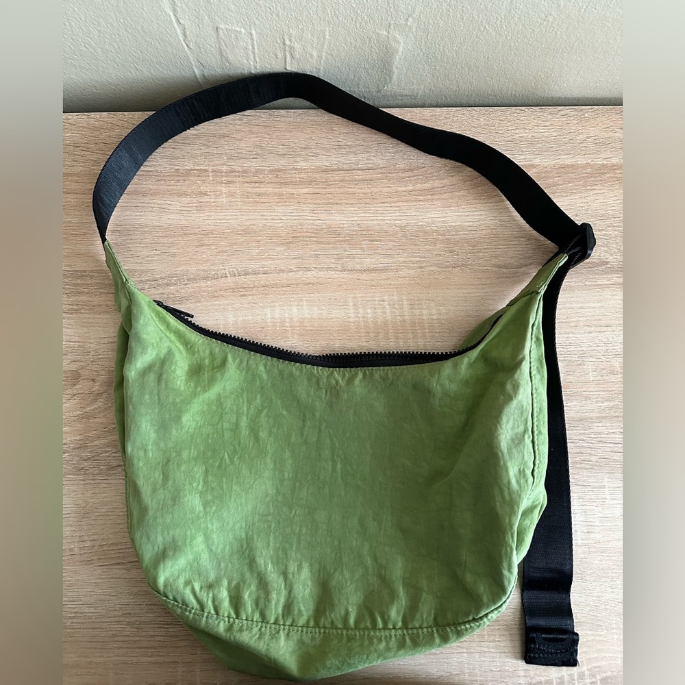 Baggu- Medium Crescent in Green Apple.